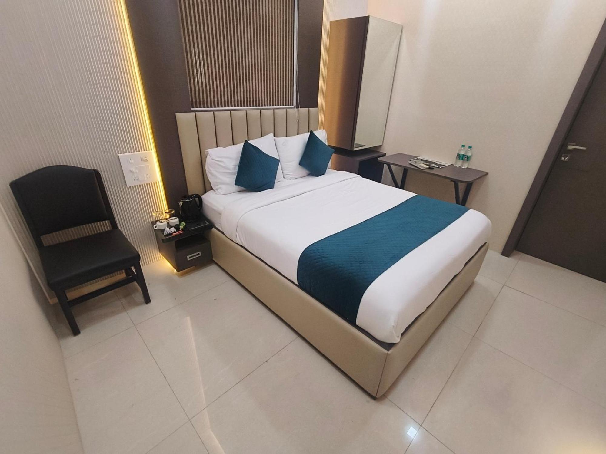 Hotel Triton - Near Us Embassy - Hotel In Sion Mumbai Exterior photo