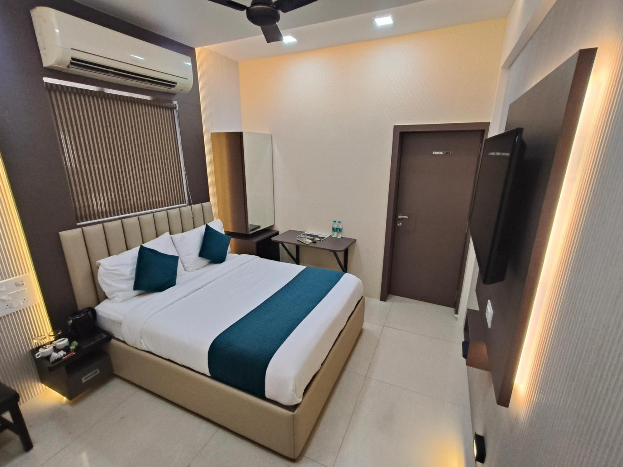 Hotel Triton - Near Us Embassy - Hotel In Sion Mumbai Exterior photo